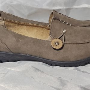 Basic Editions tan shoes.   Size 8 Med